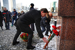 Префект СЗАО возложил цветы к памятнику «Ополченцы» в День воинской славы России