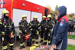 Огнеборцы отрабатывали тушение условного пожара в многоквартирном доме